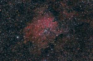Nebulosa ad emissione NGC 6820 con ammasso aperto NGC 6823