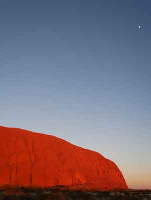 Uluru e la Luna all'alba
