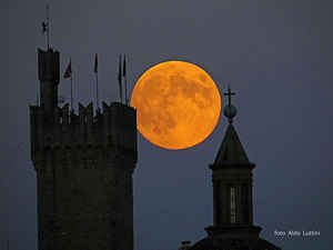Luna fra la torre del comune e la chiesa della SS Annunziata di Arezzo