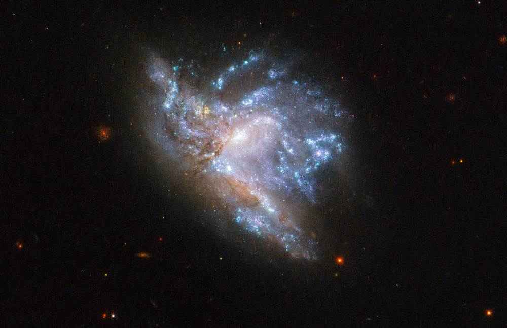 NGC 6052: UN ABBRACCIO COSMICO